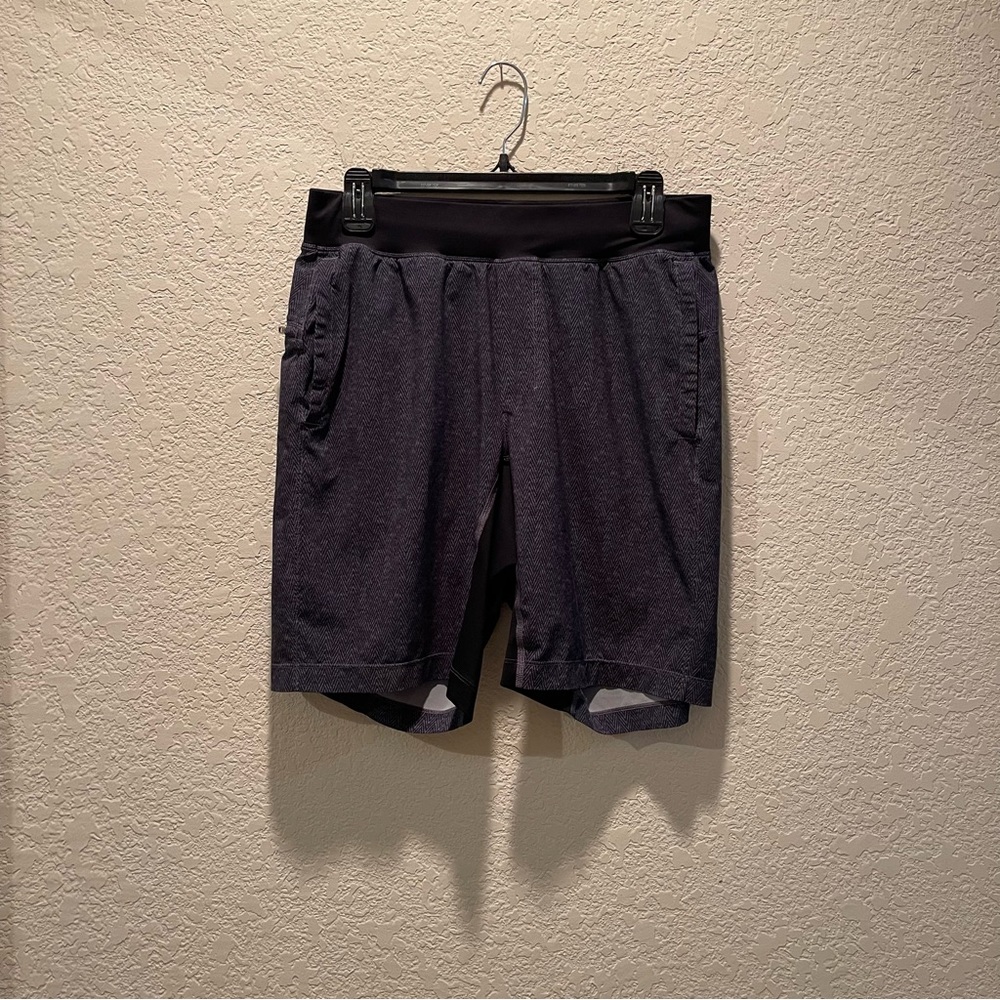 Lululemon men 2 tone blue graphic print linerless active shorts, size M